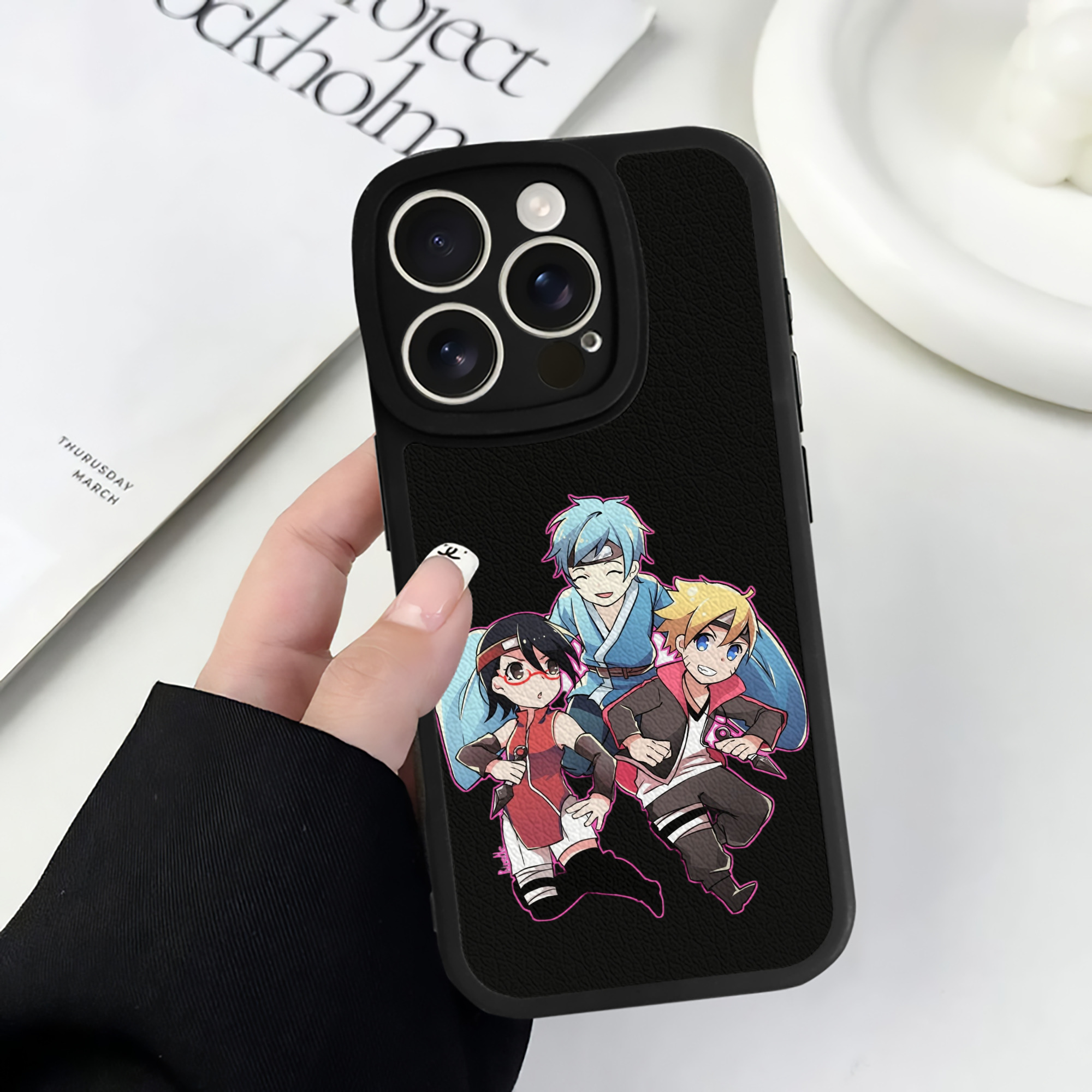 （画像用） NARUTO -ナルト- うちは サラダ Uchiha Sarada 【iPhone 16シリーズ対応】シリコンスマホケース（レザー調） 材質：シリコン